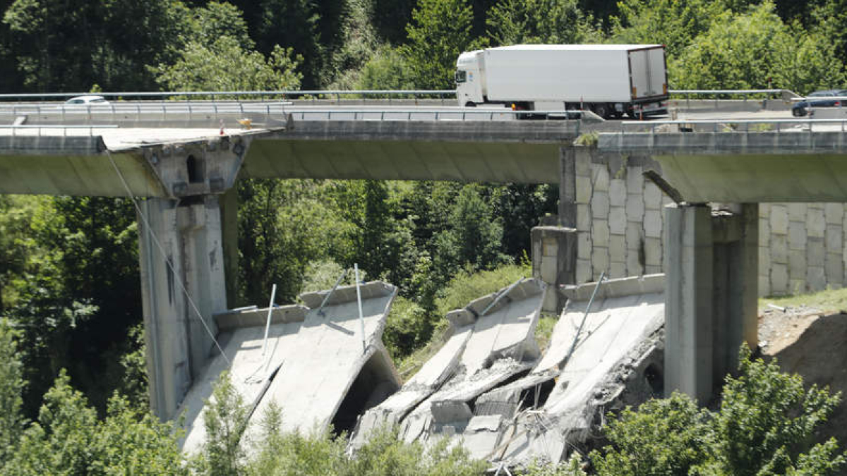 Otra vista del derrumbe, con toda la estructura de hormigón caída sobre la ladera. L. DE LA MATA