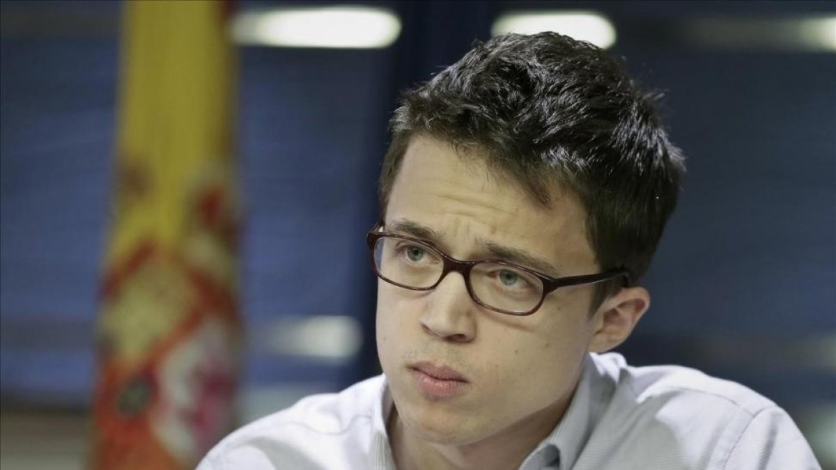 El portavoz de Podemos, Iñigo Errejón, durante una rueda de prensa en el Congreso