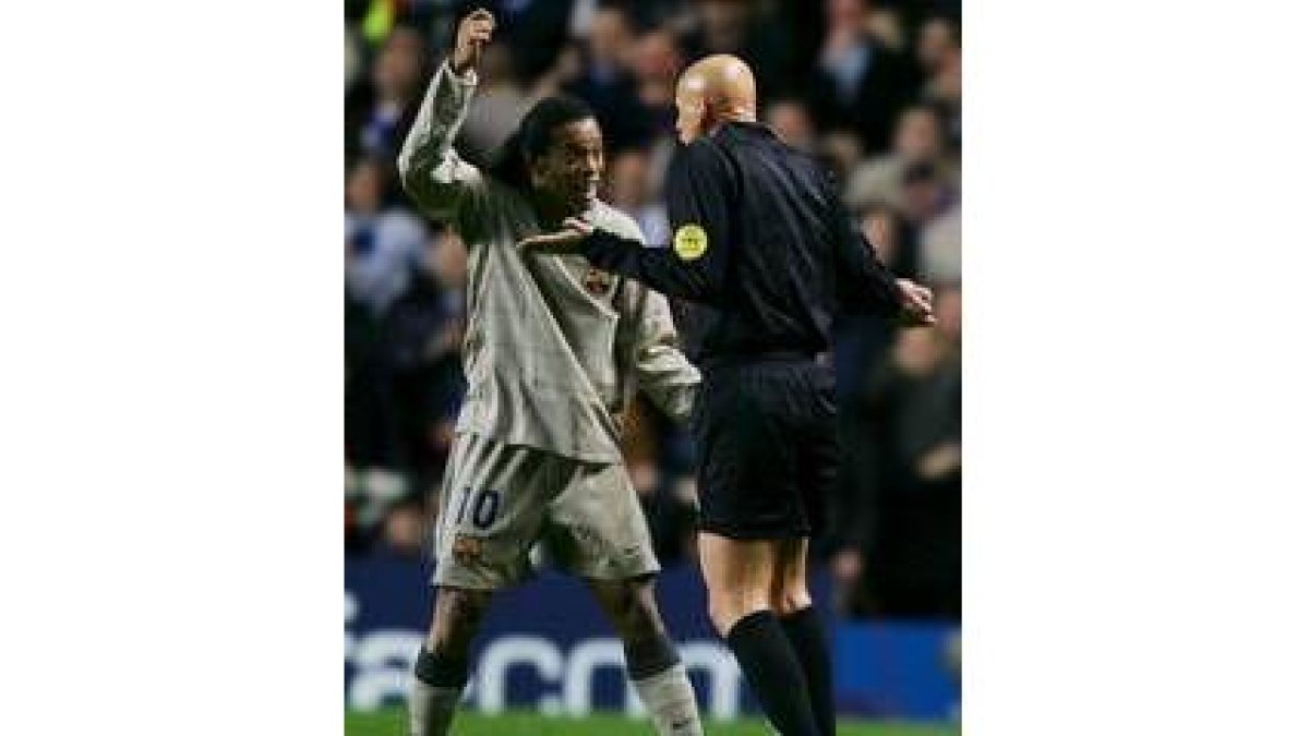 Ronaldihno discute con Collina durante el encuentro contra el Chelsea