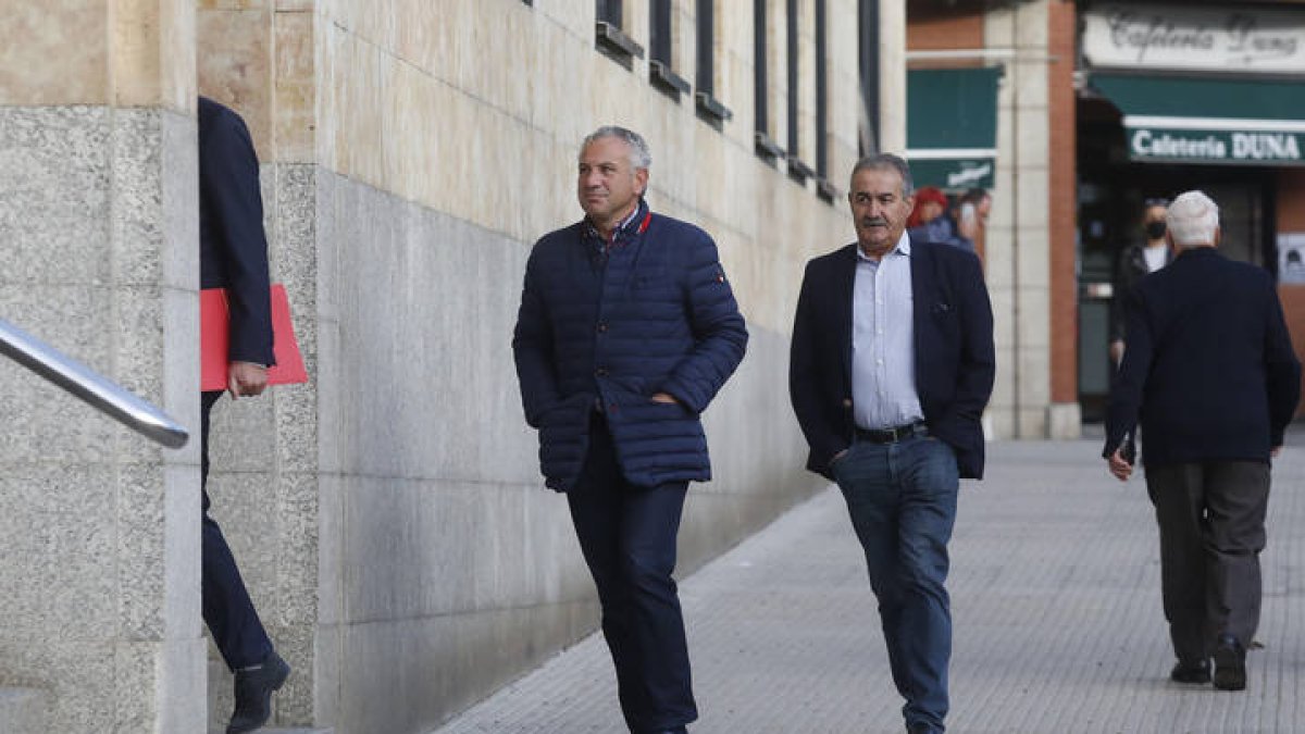 Algunos de los diputados que prestan declaración en los juzgados de León. FERNANDO OTERO