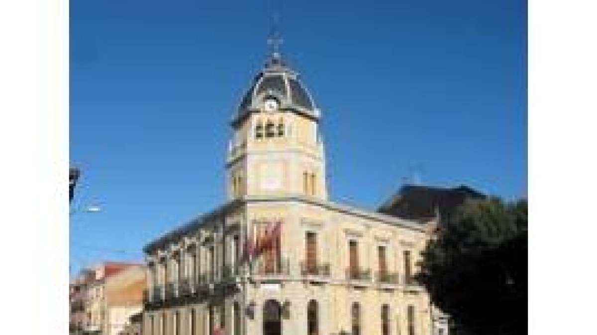 El Ayuntamiento, que luce una fachada de estilo modernista, preside la plaza.