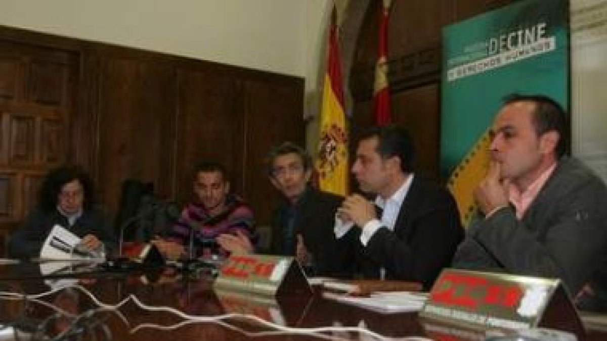 Cesáreo Martín y Reiner Cortés, en el centro, durante la presentación del ciclo.
