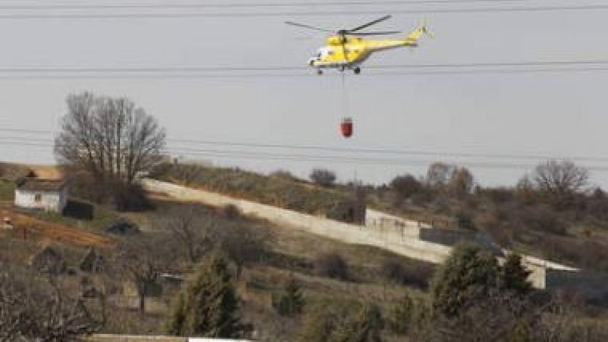 Un helicóptero ayer en Ferral en dirección al fuego.