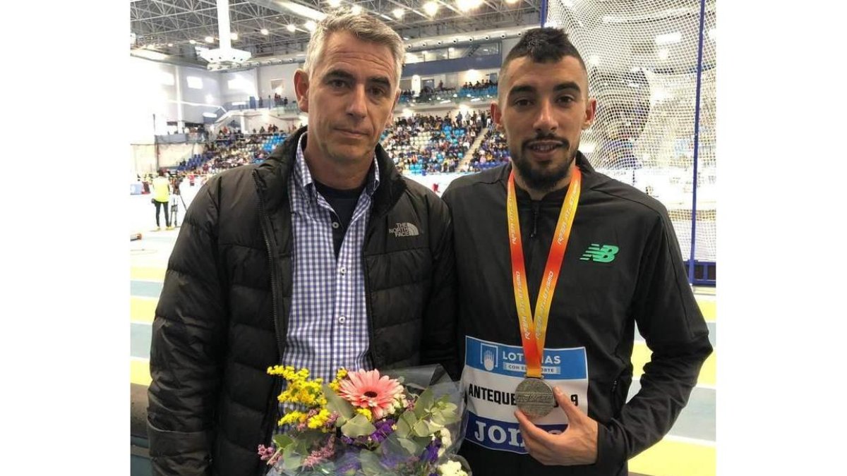 Saúl Ordóñez con su medalla de plata en el 1.500 junto a su entrenador Uriel del Reguero. DL