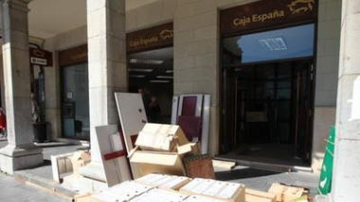 Algunas oficinas de Caja España ya han comenzado a cerrarse tras el acuerdo de fusión.