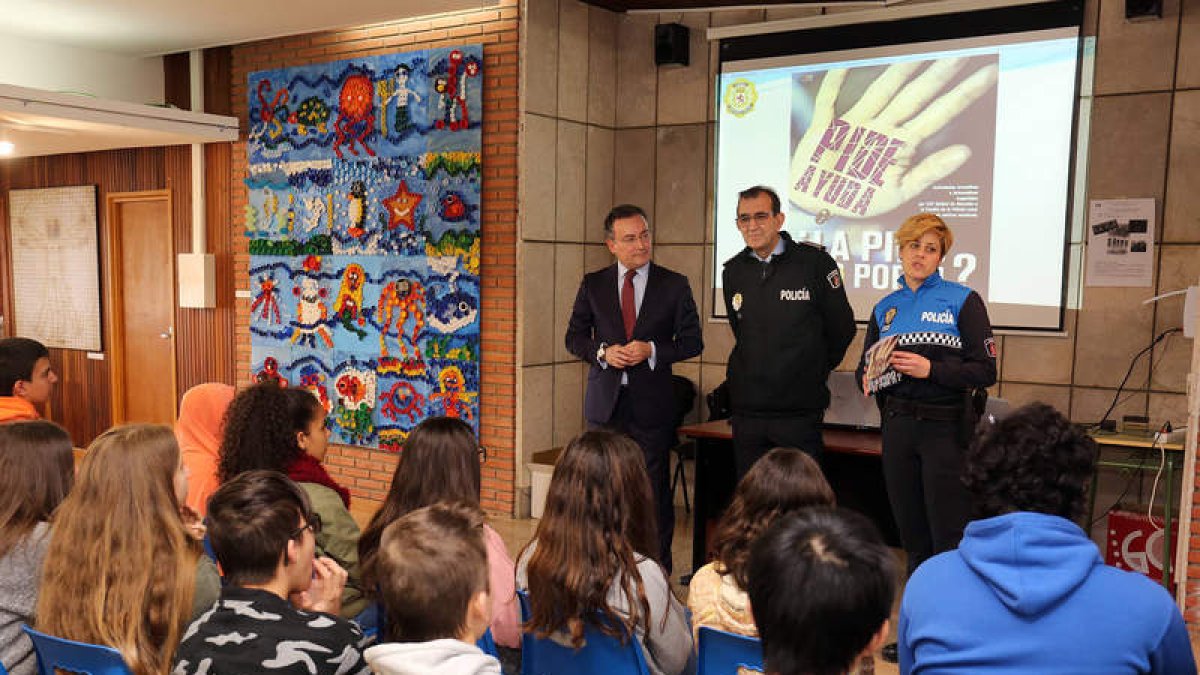 Martín Muñoz, Fernando Salguero y Eva Sahagún, en la charla. DL