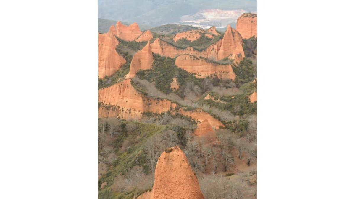 Solo el eco de un terremoto como el de 1755 echó abajo uno de los pináculos de Las Médulas. LDM