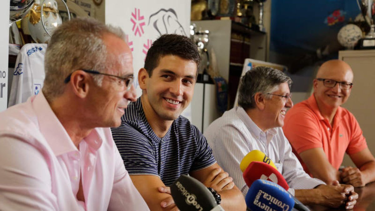 Vejin, en el centro, durante su presentación como nuevo jugador del Ademar. SECUNDINO PÉREZ