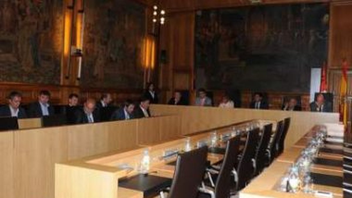 Pleno de la Diputación de León, con la bancada socialista vacía.