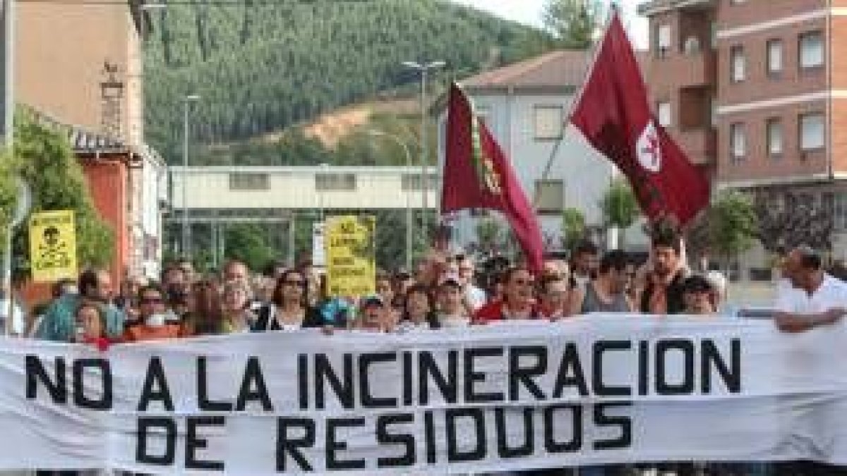 Centenares de vecinos de La Robla se manifestaron en contra de la quema de residuos en la cementera