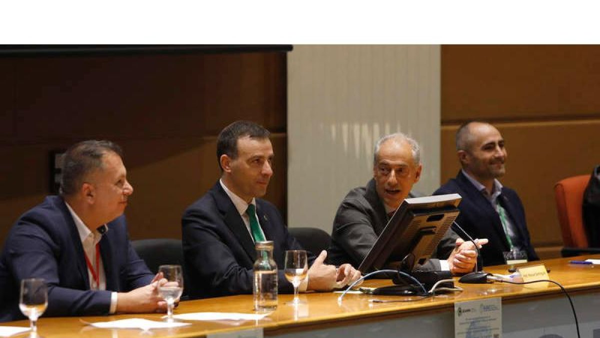 lias Maglogiannis, Ramón Ángel Fernández, Manuel Domínguez y Serafín Alonso, en la Universidad de León. FERNANDO OTERO