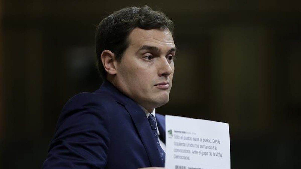 El presidente de Ciudadanos, Albert Rivera, durante su intervención en la segunda jornada del debate de la investidura del candidato del PP, Mariano Rajoy, que se celebra en el Congreso de los Diputados.