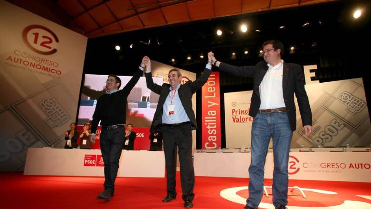 El secretario de Relaciones Políticas del PSOE, Patxi López; el secretario de los socialistas de la Comunidad, Julio Villarubia; y el secretario de Organización del PSOE, Óscar López; en el XII Congreso Autonómico del PSOE de Castilla y León