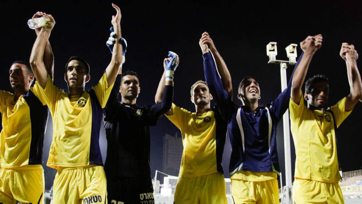 Juan Pablo, tercero por la izquierda, celebra el título de Liga.