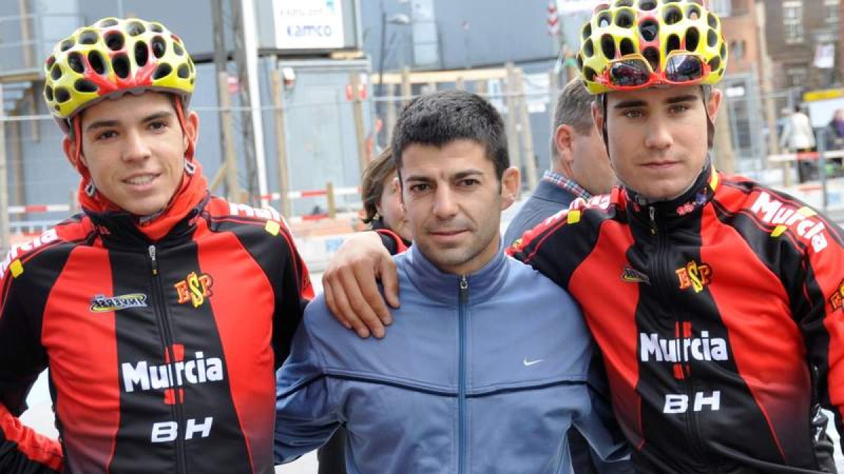 Miguel Ángel (i) junto a su compañero de selección, Torres.