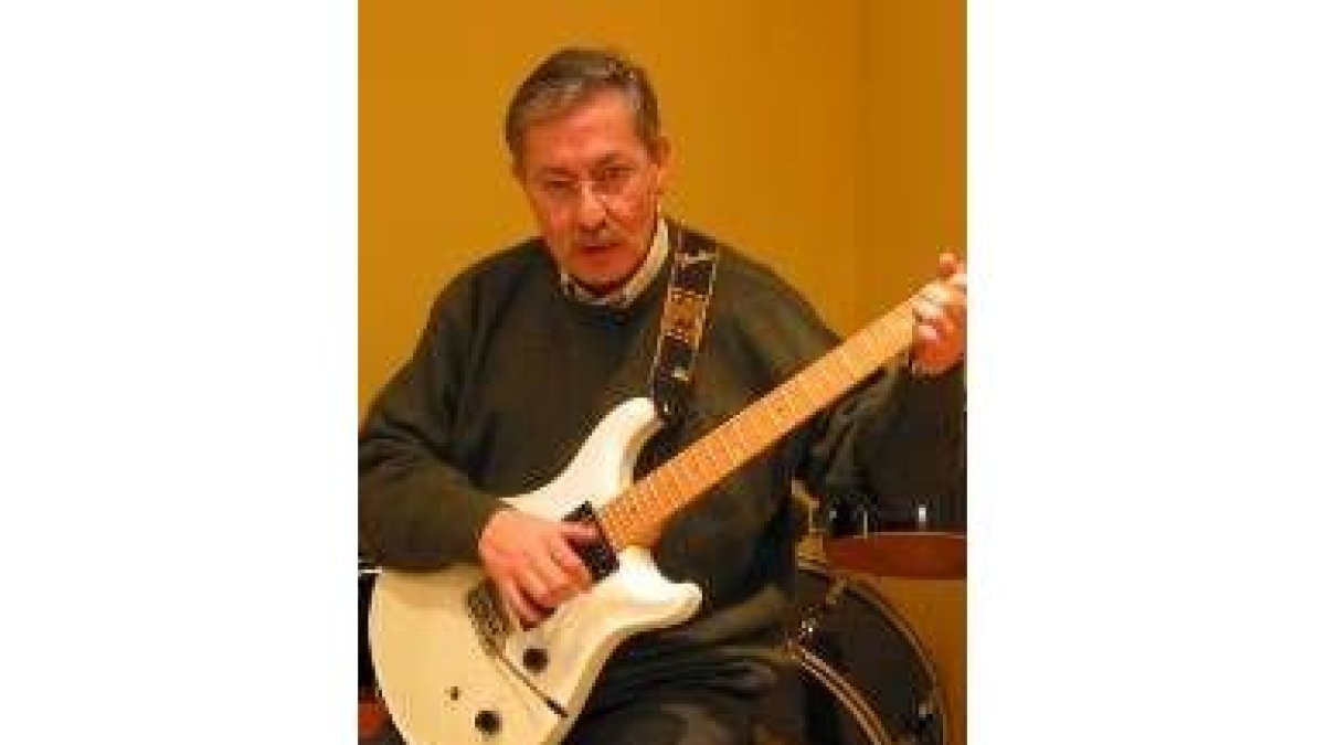 Toni García posa en el estudio de grabación donde su disco vio la luz