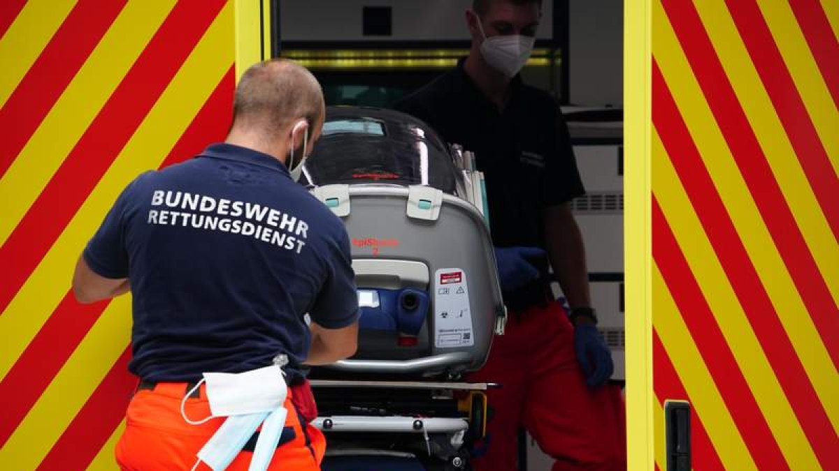 Paramédicos alemanesse atienden al activista ruso Alexéi Navalni a su llegada a e Berlín. CLEMENS BILLAN