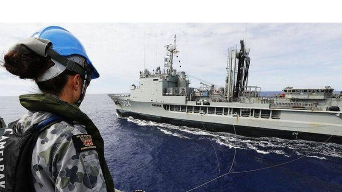 Una militar australiana supervisa la búsqueda del avión malasio, en aguas del Índico.