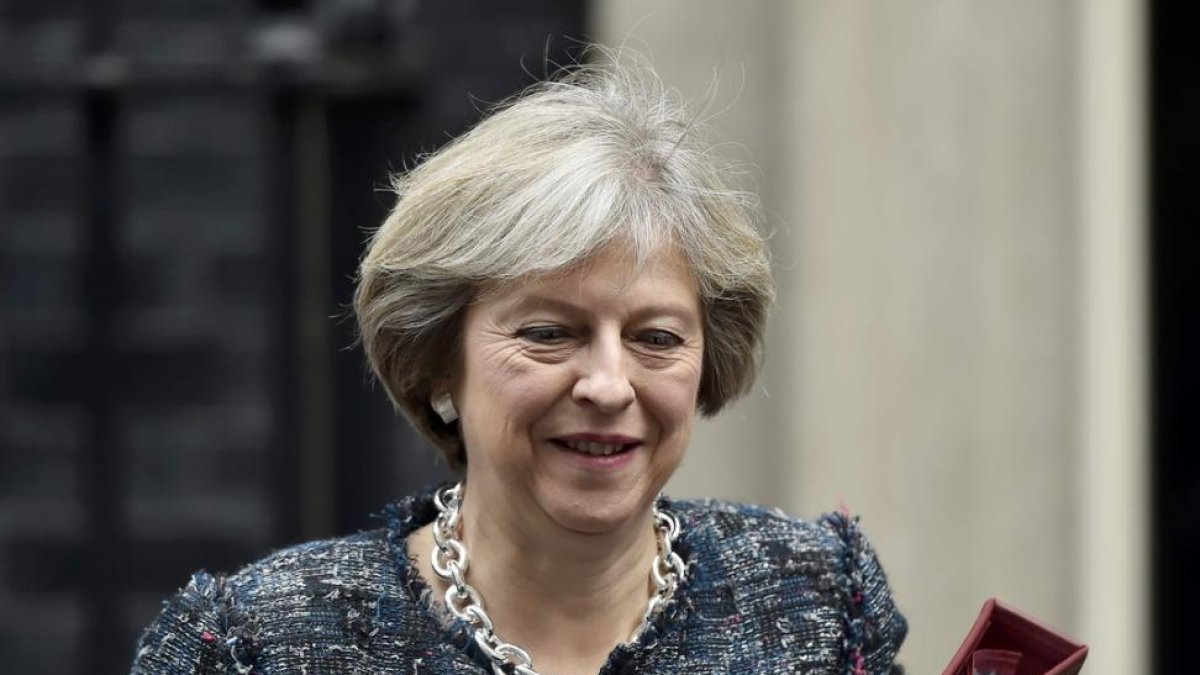 La primera ministra británica, Theresa May, a la salida de Downing Street.