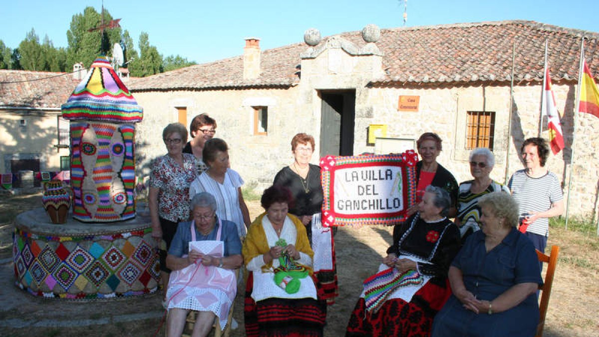 Algunas de las vecinas de Navares de las Cuevas que ha llevado a cabo la iniciativa.