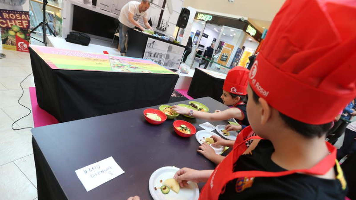 Los pequeños disfrutaron elaborando platos con frutas y productos de la huerta. ANA F. BARREDO