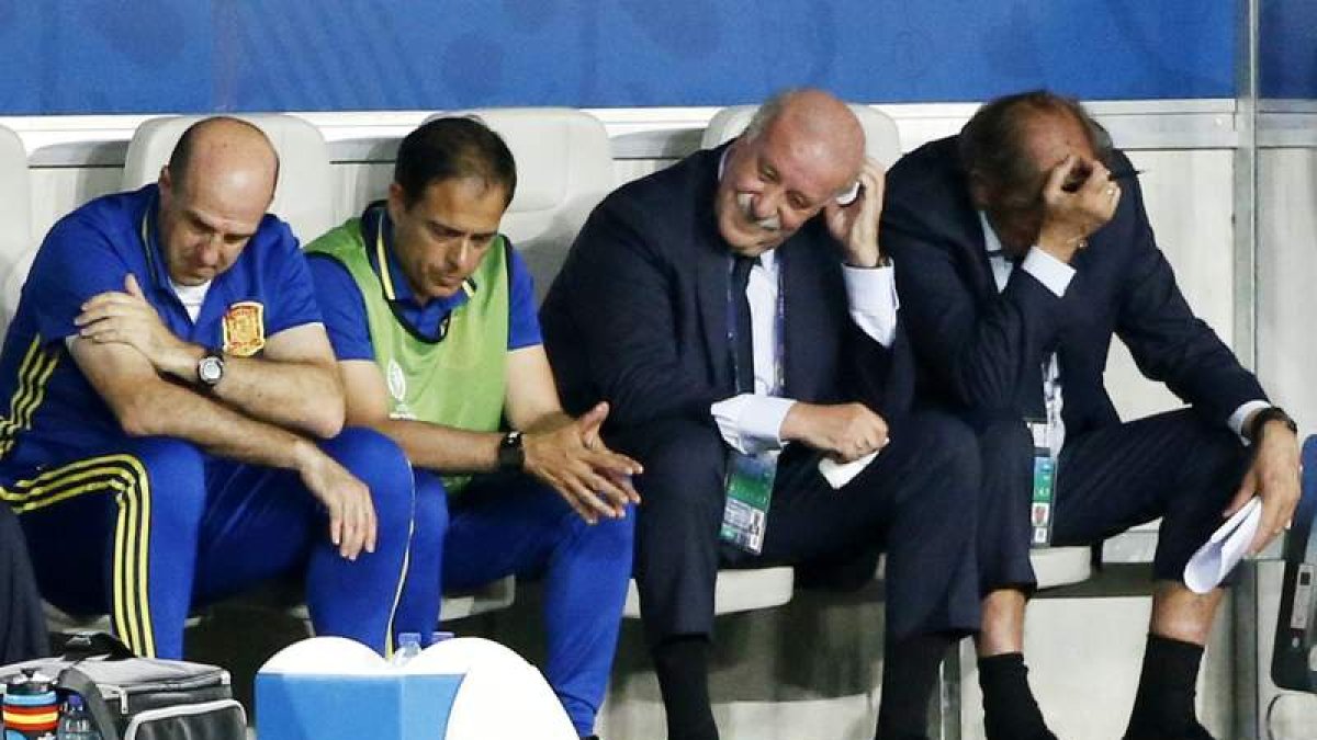 El cuerpo técnico de la selección española muestra su decepción en los minutos finales. RUNGROJ YONGRIT