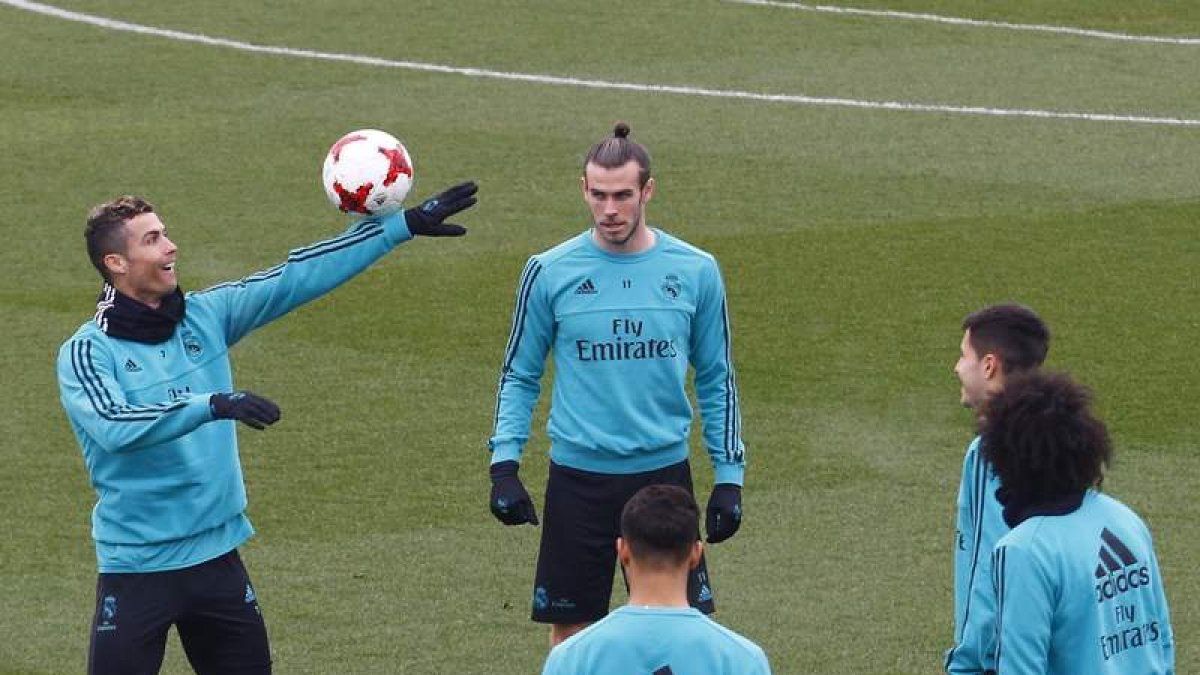 Los jugadores madridistas sólo piensan en remontar el vuelo en la Copa. J. P. GANDUL