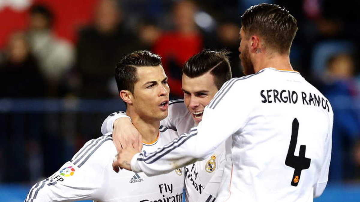 Cristiano Ronaldo celebra con sus compañeros Gareth Bale y Sergio Ramos el gol marcado ante el Atlético de Madrid.