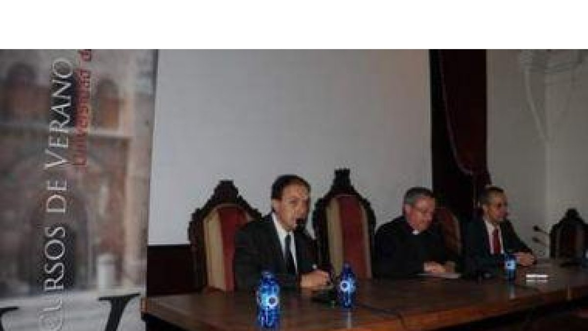 José Luis Chamosa, Francisco Rodríguez Llamazares y José María Nieto inauguraron los cursos.