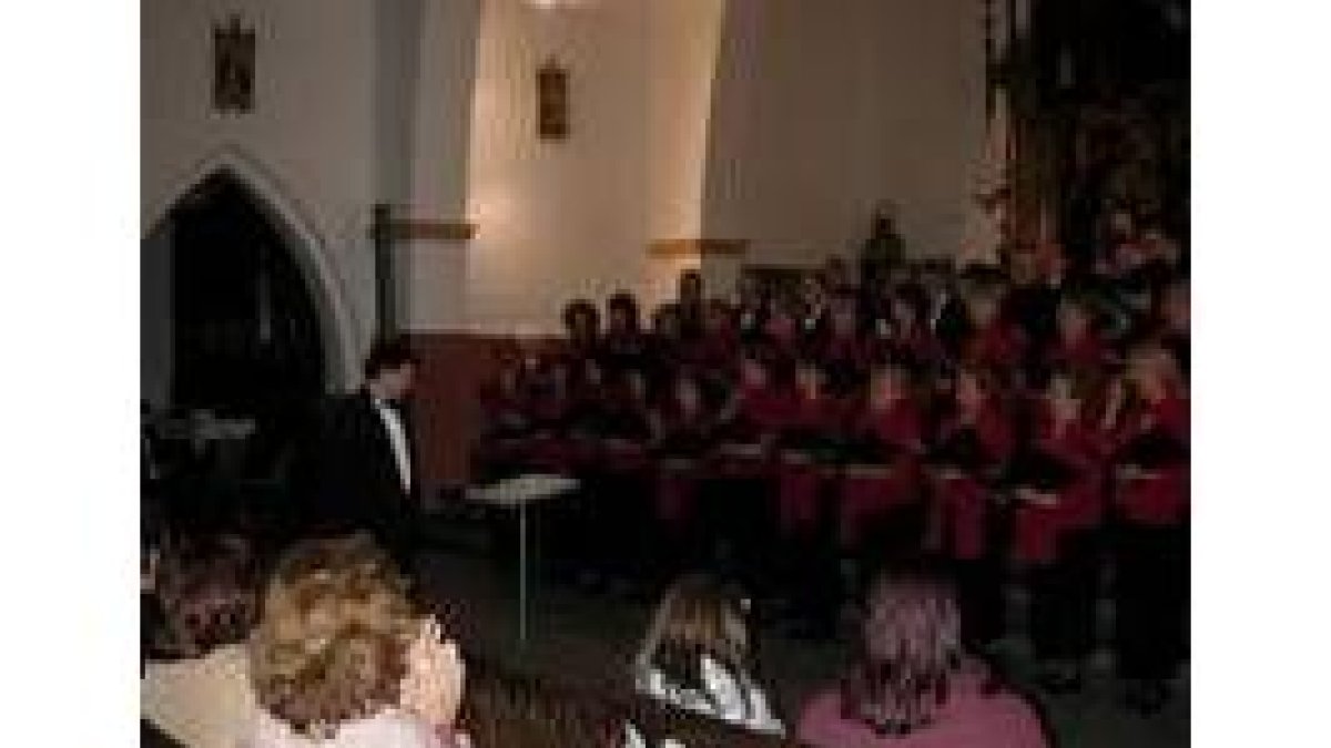 El músico roblano Adolfo Múñiz dirige la coral de Puertollano