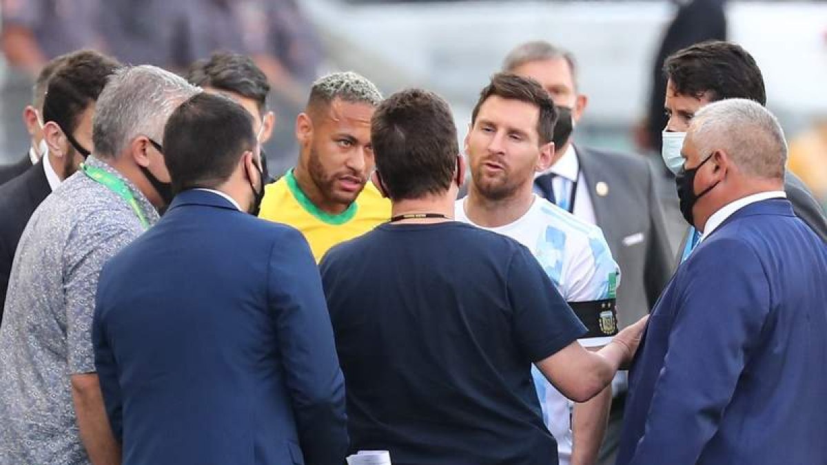 Neymar y Messi hablan con funcionarios de salud brasileños. MOREIRA