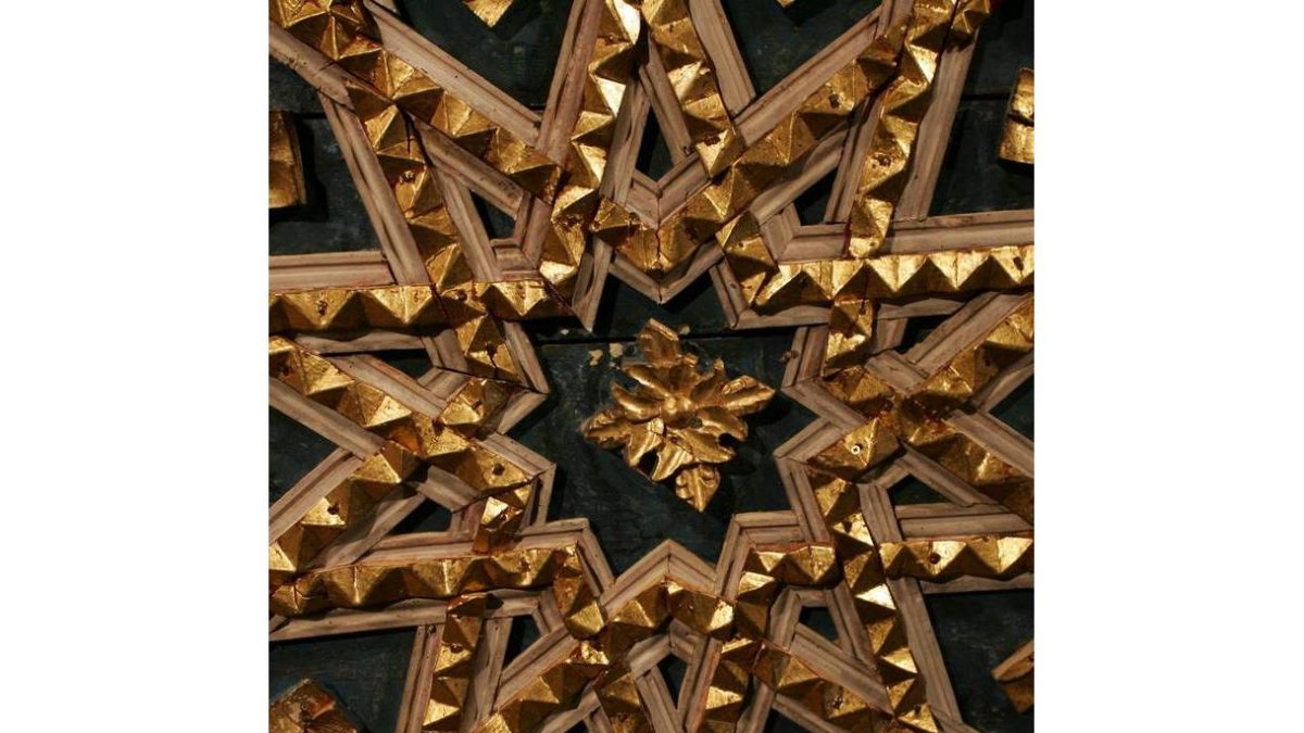El artesonado de Valdesaz de los Oteros fue restaurado en 2005 pero no existe programa fijo de visitas culturales.