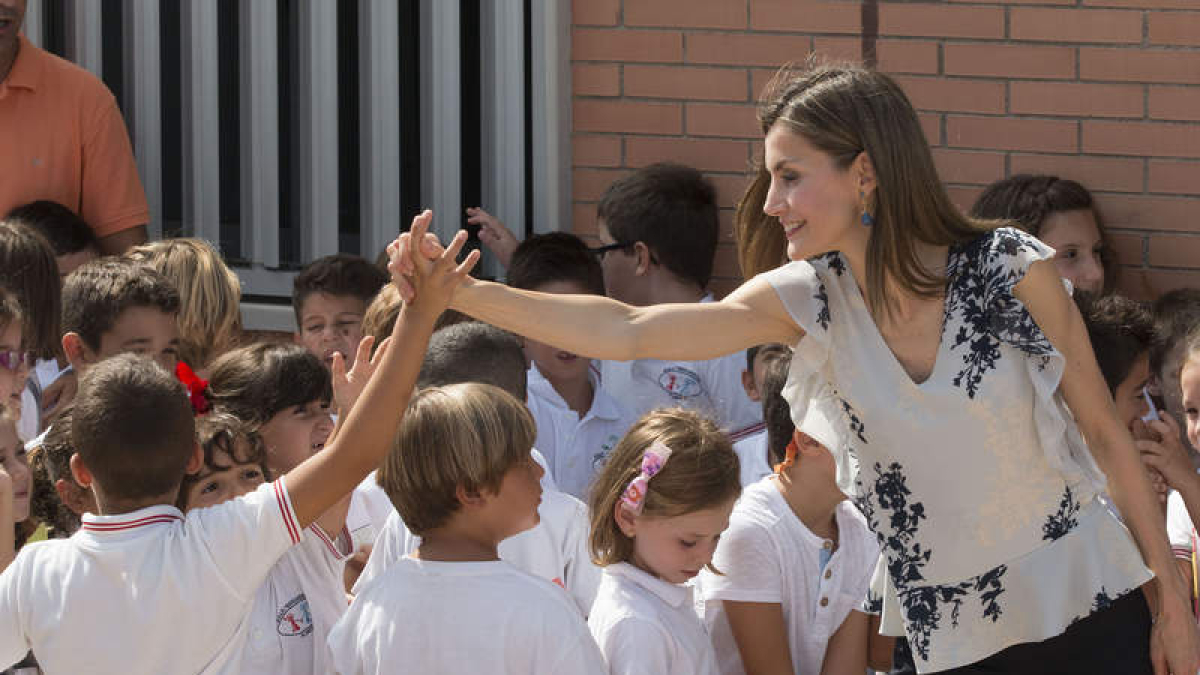 La reina saluda a varios niños y niñas que se acercaron a tocarla y abrazarla. CARLOS BARBA