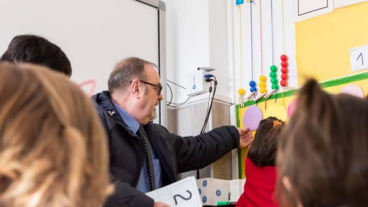 El consejero de Educación, Fernando Rey (D), visita las obras de ampliación del Colegio de Educación Infantil y Primaria ‘Las Cañadas’, atento a las explicaciones de la obra por parte del arquitecto Daniel Sobrados.