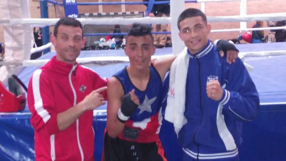Vicente Barrul junto a los púgiles Pascual y Antonio. DL