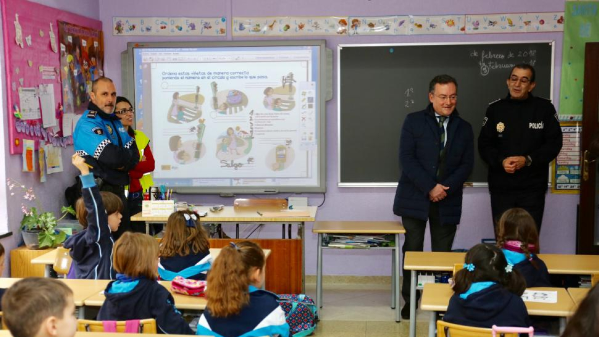 El concejal Fernando Salguero presentando hoy la campaña en un colegio de la ciudad.