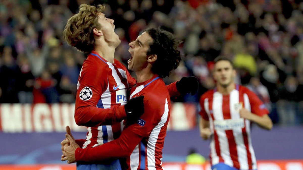 Griezmann, celebra su gol con su compañero el centrocampista luso Tiago Mendes. JUANJO MARTÍN