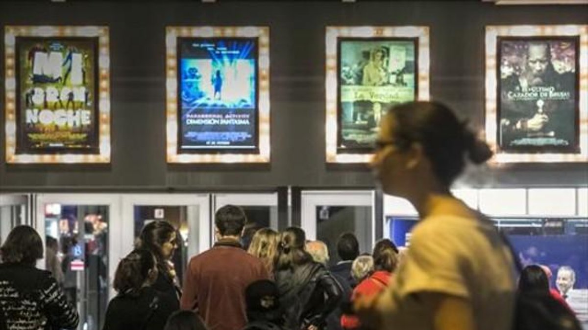 Colas de espectadores en las taquillas de Palau Balañà, esta semana durante la Fiesta del Cine.