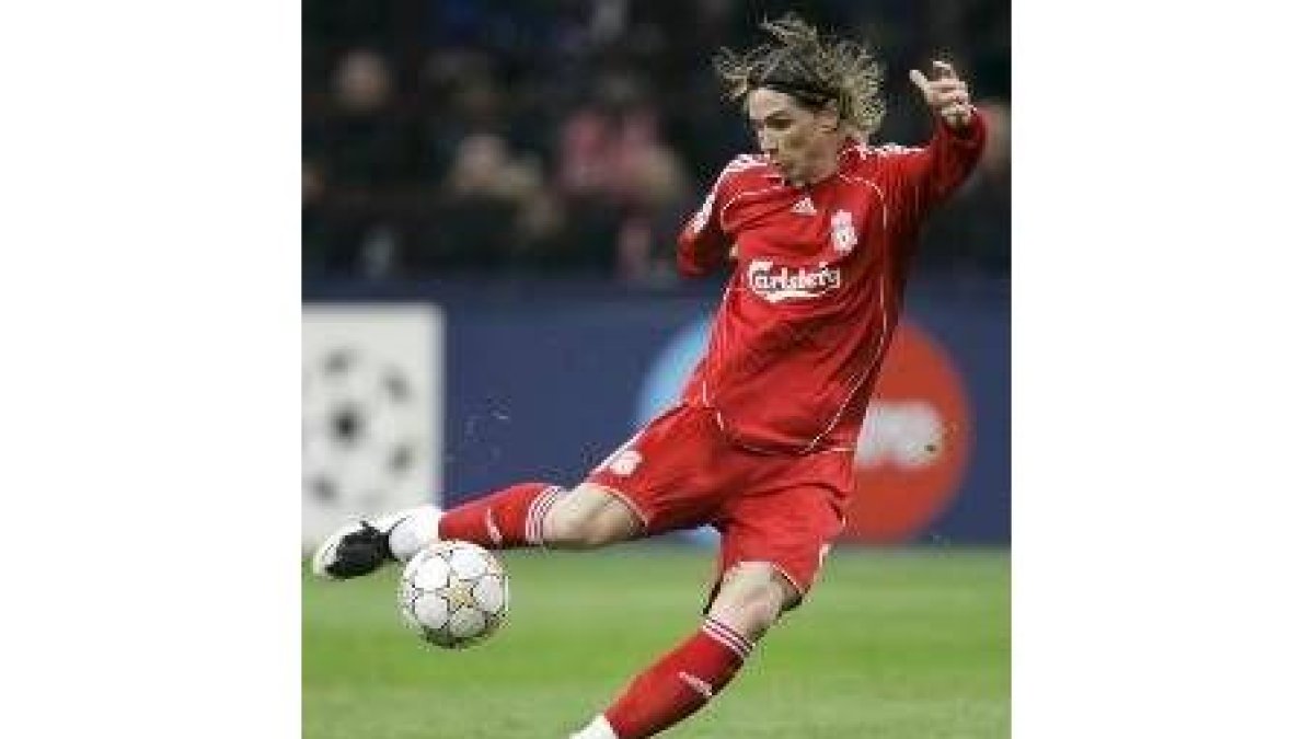 Torres realizando un remate de volea