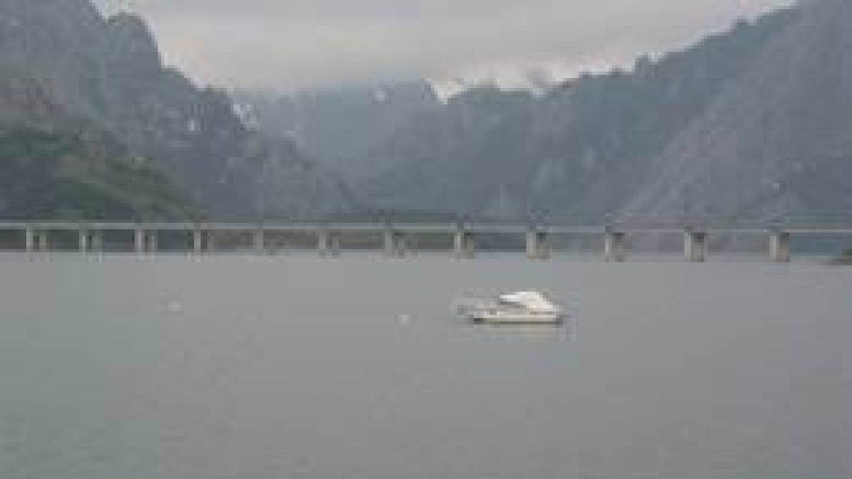 El pantano de Riaño contará este verano con una embarcación municipal para paseos turísticos