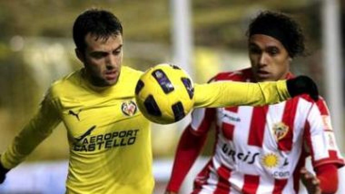 Rossi, izquierda, lucha un balón con Marcelo Silva.