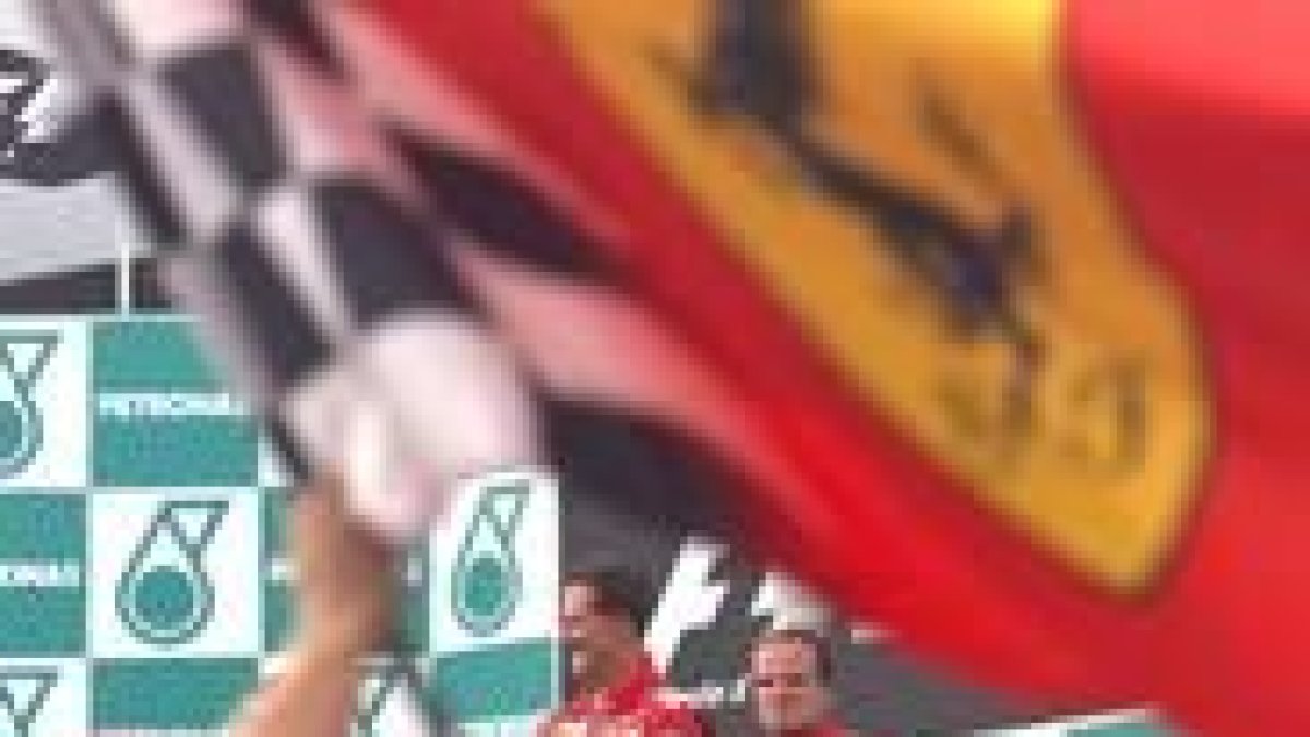 Schumacher posa en el podium con Barrichello, tras una victoria