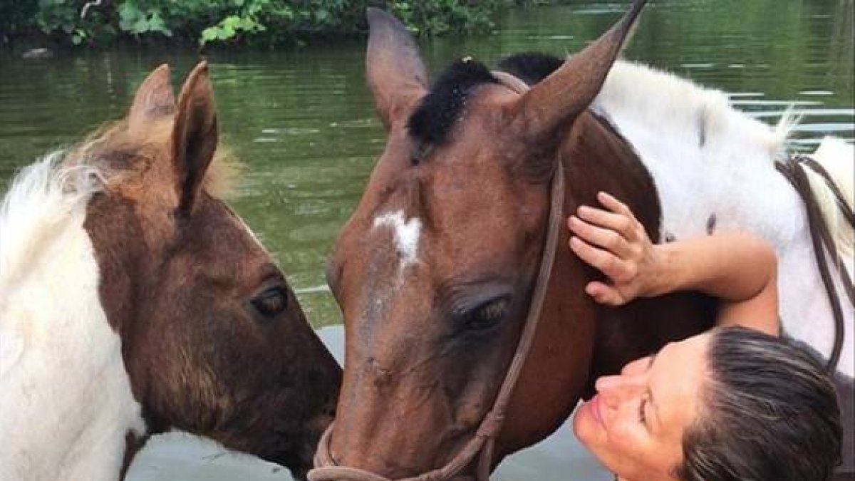 La modelo Gisele Bündchen se baña en el río con caballos.