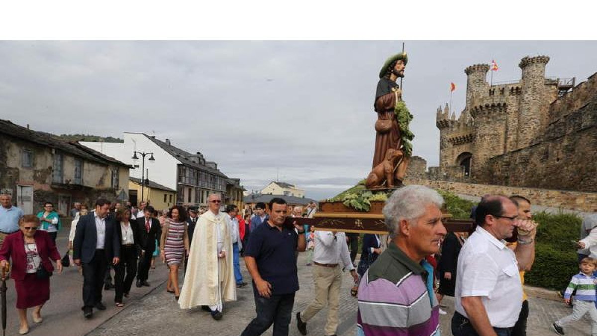 La alcaldesa recuperó la tradición del reparto de uvas en el Voto de Villa de Ponferrada a San Roque.