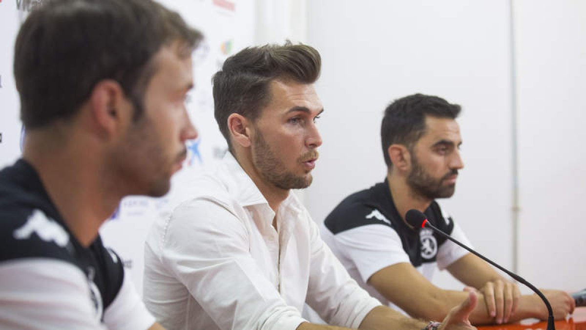 El entrenador de la Cultural, Víctor Cea, junto a los capitanes Antonio Martínez y Víctor Díaz. FERNANDO OTERO