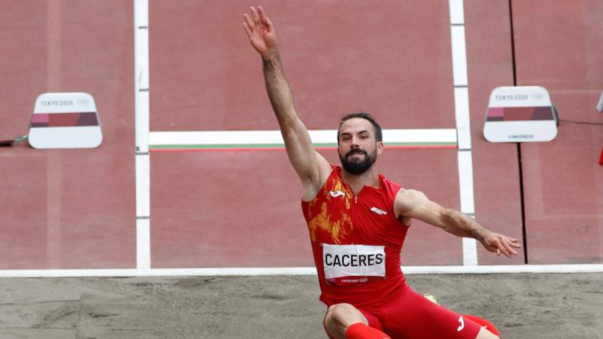 Cáceres durante un salto en la final de longitud. ALBERTO ESTÉVEZ