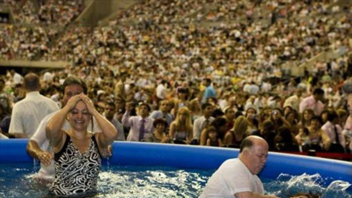 Bautizo de testigos de Jehová, en el 2009, en el Palau Sant Jordi.