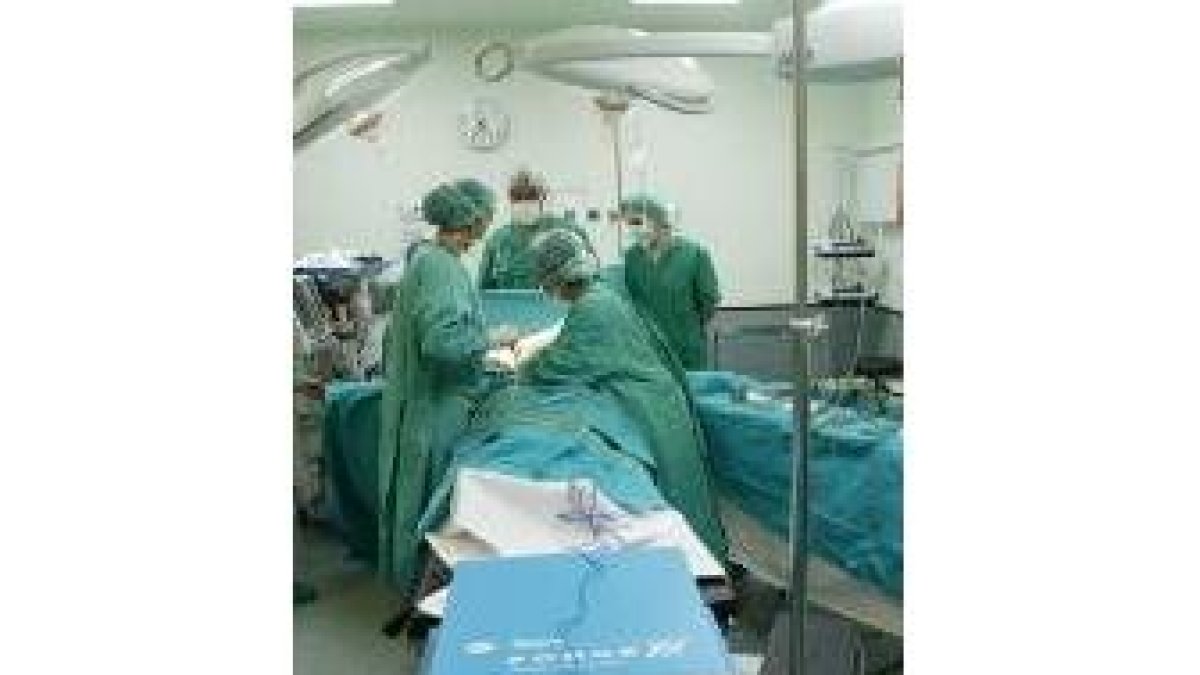 Realización de una intervención quirúrgica en un centro hospitalario