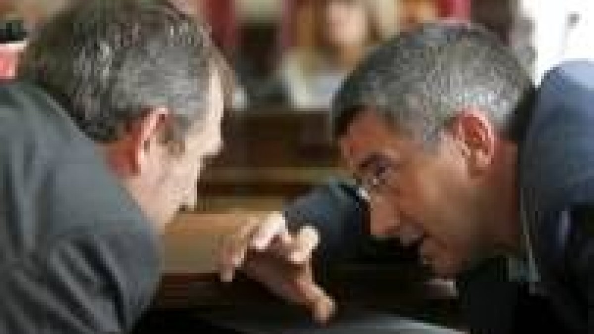 Vicente Canuria y Francisco Fernández intercambian impresiones durante el pleno municipal de ayer