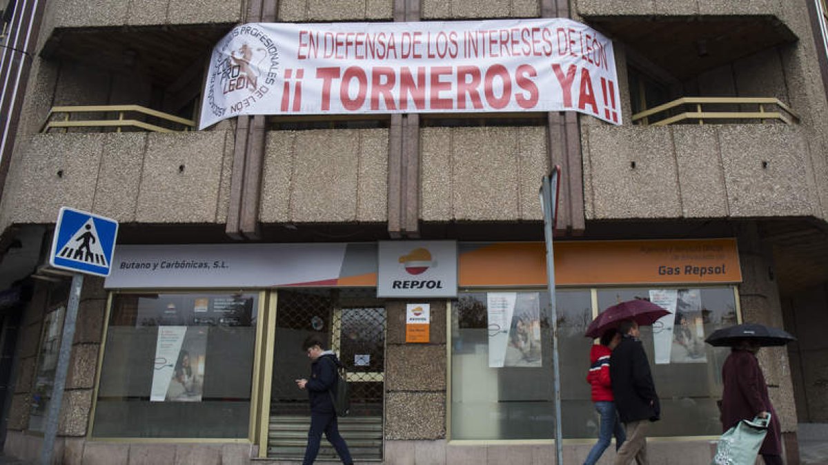 La pancarta colocada en un balcón de León.